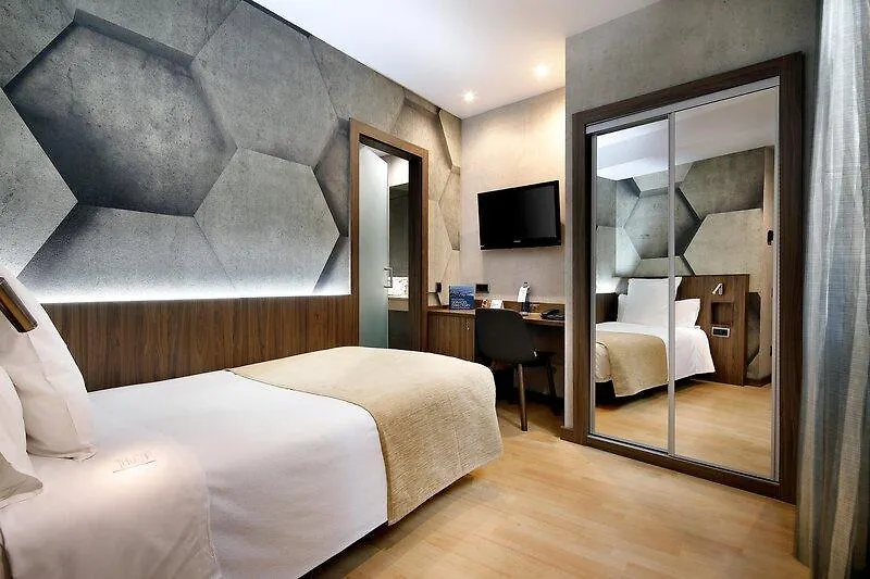 Hcc Montblanc Hotel Barcelona 3*,